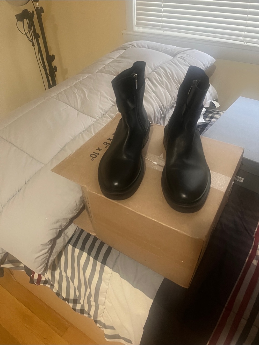 La Canadianne New with tags woman leather boots size 8M